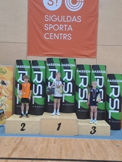 U11 grupas bērni uz pjedestāla