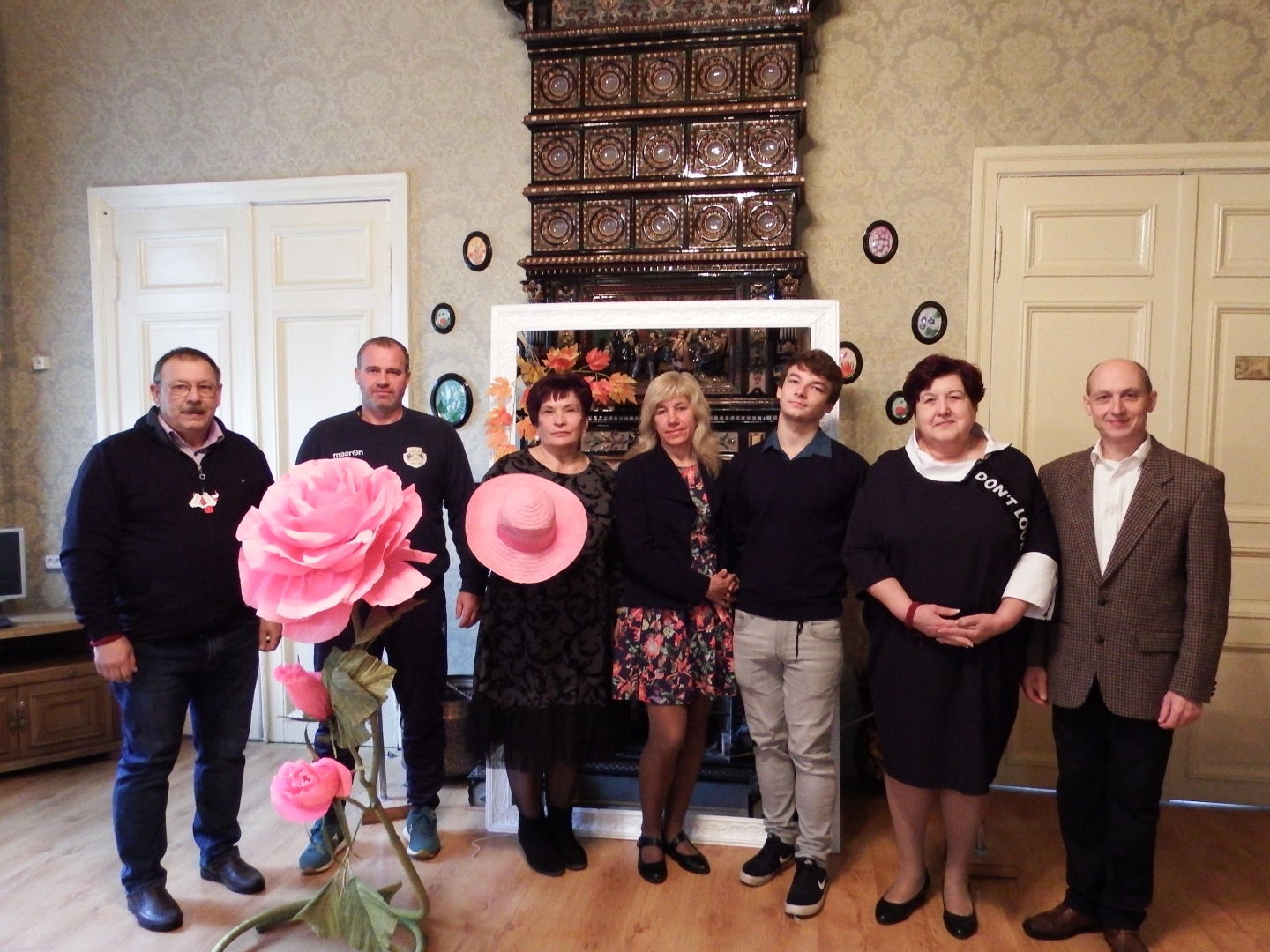 Skolotāju kopbilde ar direktori kamīnzālē