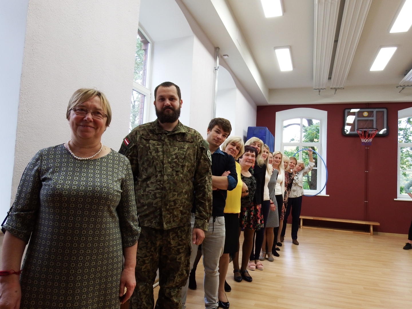 Kopbilde mazajā skola zālē