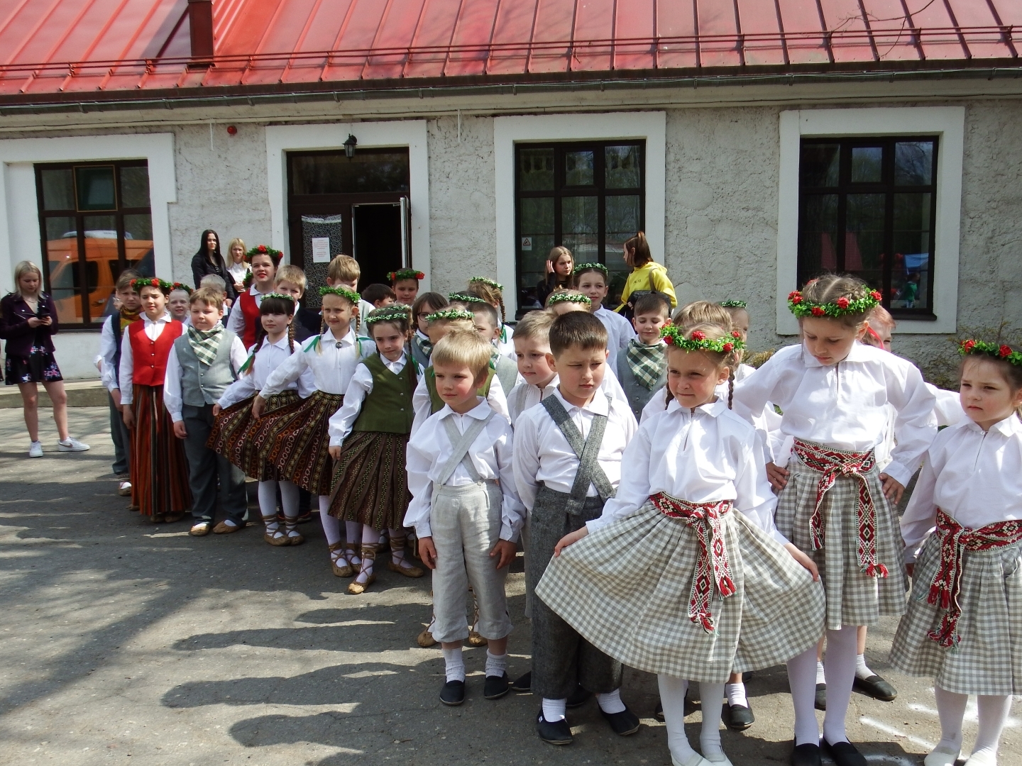 "Pavasaris Šenbergā" mazie dalībnieki tautu tērpos