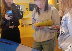 Ekoskolas dalībnieki pēta ekrānu